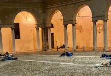 Bivacchi di migranti in centro a Mantova: l’attacco di Lega e Fd’I