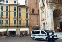 Gonfiavano i prezzi e poi li scontavano: multati due commercianti del centro