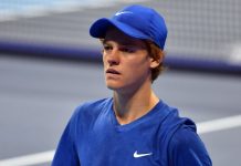 Sinner spreca un match point, Alcaraz in semifinale