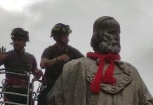 Una sciarpa rossa, realizzata a maglia, sul colle della statua di Garibaldi