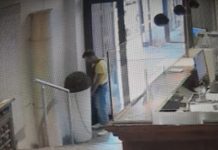 Toilette pubbliche fuori uso, così entra in hotel e fa pipì nella hall