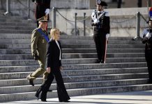 Meloni depone una corona d’alloro all’Altare della Patria