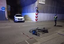 Incidente in via Trento: una ciclista urtata da un’auto cade e batte la testa