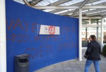 Imbrattate dai no-digital le vetrate dell’Agenzia dell’Entrate e di Telemantova