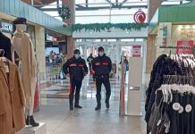 Porta la moglie a fare shopping e l’aggredisce nel camerino per la prova-abiti: arrestato un 23enne