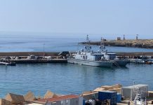 Continuano gli sbarchi di migranti a Lampedusa, neonato trovato morto