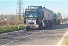 Ponte Marino, la protesta: il sindaco distribuisce volantini agli automobilisti