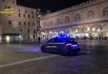 Getta la droga dalla finestra. La raccolgono i finanzieri. Denunciato spacciatore 17enne, aveva 155 grammi di hashish