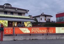 Ex parà in uniforme entra in armeria e semina il panico