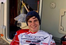 Moto schierate sul sagrato e 800 persone per l’ultimo saluto al pilota