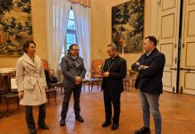 Natale, nel Presepe 2022 la statua del florovivaista Donata da Coldiretti e Confartigianato al Vescovo di Mantova, Marco Busca