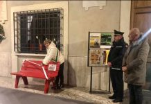 “La lotta alla violenza di genere non sfiorisca”: ecco la panchina rossa di Castel Goffredo