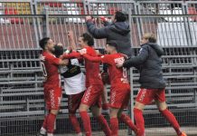 Calcio Serie C – Mantova, la gioia di Fontana e Iotti dopo la vittoria sul Sangiuliano Fontana sommerso dall'abbraccio dei compagni