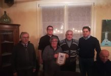 Ciclismo – Un brindisi per l’Amatori Dosolo Da sinistra: Baracca, Avanzi, Anselmi, Armanini e Bortolotti