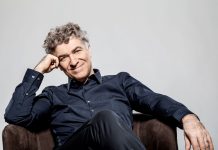 Castiglione delle Stiviere, Ssabato 17 Dicembre al Teatro Sociale arriva Gioele Dix con lo spettacolo ‘La corsa dietro il vento. Dino Buzzati o l’incanto del mondo