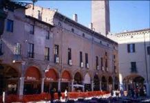 Lavori in strada, crolla il soffitto con affreschi