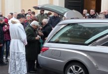 Il parroco: la morte di Andrea è stata un’ingiustizia. Commozione ai funerali del 43enne ucciso da un pirata della strada