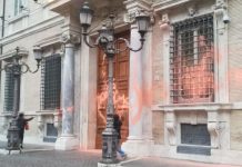 Senato, ambientalisti imbrattano la facciata di Palazzo Madama