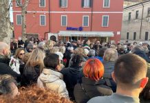 A centinaia in piazza a Castiglione per Yana: “Basta violenza, aiutiamo la famiglia”