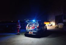 Urtato dal treno mentre cammina al buio lungo i binari in aperta campagna: ferito un 72enne