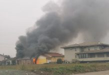 A fuoco la rimessa degli attrezzi, paura per le abitazione attigue: incendio a Guidizzolo