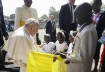 Papa Francesco “Deponiamo le armi dell’odio e della vendetta”