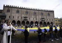 Piazza Sordello con i colori dell’Ucraina nel primo anniversario dell’inizio della guerra