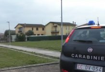 Migliora la 13enne aggredita. La testimone: la pugnalava e diceva all’altra di tenerla ferma. “Quelle brave ragazze” e il precedente di corso Libertà