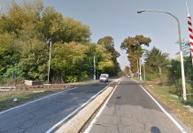 Abbatte con la moto la sbarra del passaggio a livello a Gambarara: traffico rallentato