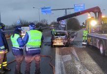 Fanno il pieno di metano e vanno a sbattere contro un guard-rail. Salvi dall’auto in fiamme