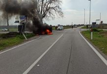 Furgone prende fuoco dopo il frontale: tanta paura ma nessun ferito grave