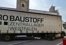 Tir in centro a Villimpenta, i camionisti: “Colpa del navigatore”