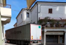 Villimpenta, nemmeno al sabato il centro è risparmiato dai tir