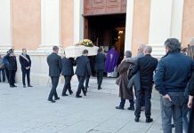 Una rosa bianca e una folla commossa per l’addio a Gaia, la 20enne morta nel sonno