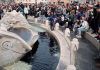 Ultima Generazione imbratta la Barcaccia del Bernini a Roma, Sangiuliano “Ora basta”