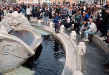 Ultima Generazione imbratta la Barcaccia del Bernini a Roma, Sangiuliano “Ora basta”