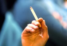 Il 16% dei 13-15enni fuma regolarmente, in maggioranza ragazze