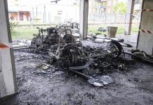 Auto brucia: danni, paura e accuse