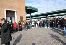 Studenti in giro per la città nei luoghi della Shoah mantovana