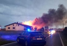 Le fiamme divorano il tetto. Rogo devasta una villa