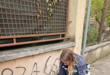 Anziano cade per strada: soccorso da una agente della Polizia locale