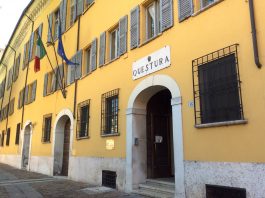 Difende la zia e viene picchiato in piazza Broletto: denunciati sei giovani
