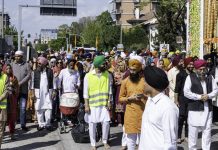 Un tripudio di colori, canti e fiori per la festa Sikh del raccolto