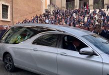 L’ultimo saluto al senatore Augello, Meloni si commuove