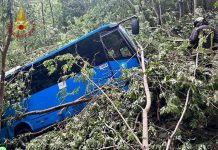 Scuolabus esce fuori strada a Pontremoli, due feriti gravi