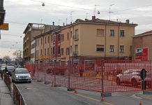 Sottopasso della stazione dei treni, avanti a tempi di lumaca