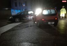 Auto sbanda e colpisce altri mezzi in sosta
