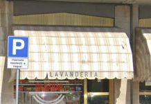 Armati di pistola rapinano un mini market