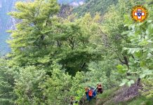 Bloccati con le e-bike sull’orlo di un dirupo: in salvo dopo 4 ore