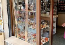 Furgone finisce contro la vetrina di una tabaccheria in piazza Sordello: ferita una 60enne